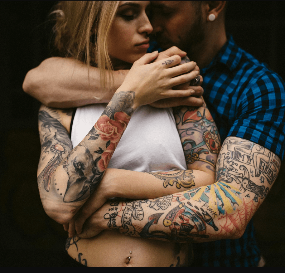 Emocjonalny tatuaż boczny - wskazówki