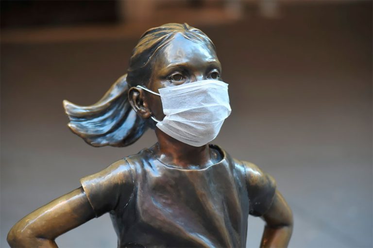 Posąg Nieustraszonej Dziewczyny przed nowojorskim Exchance giełdowym